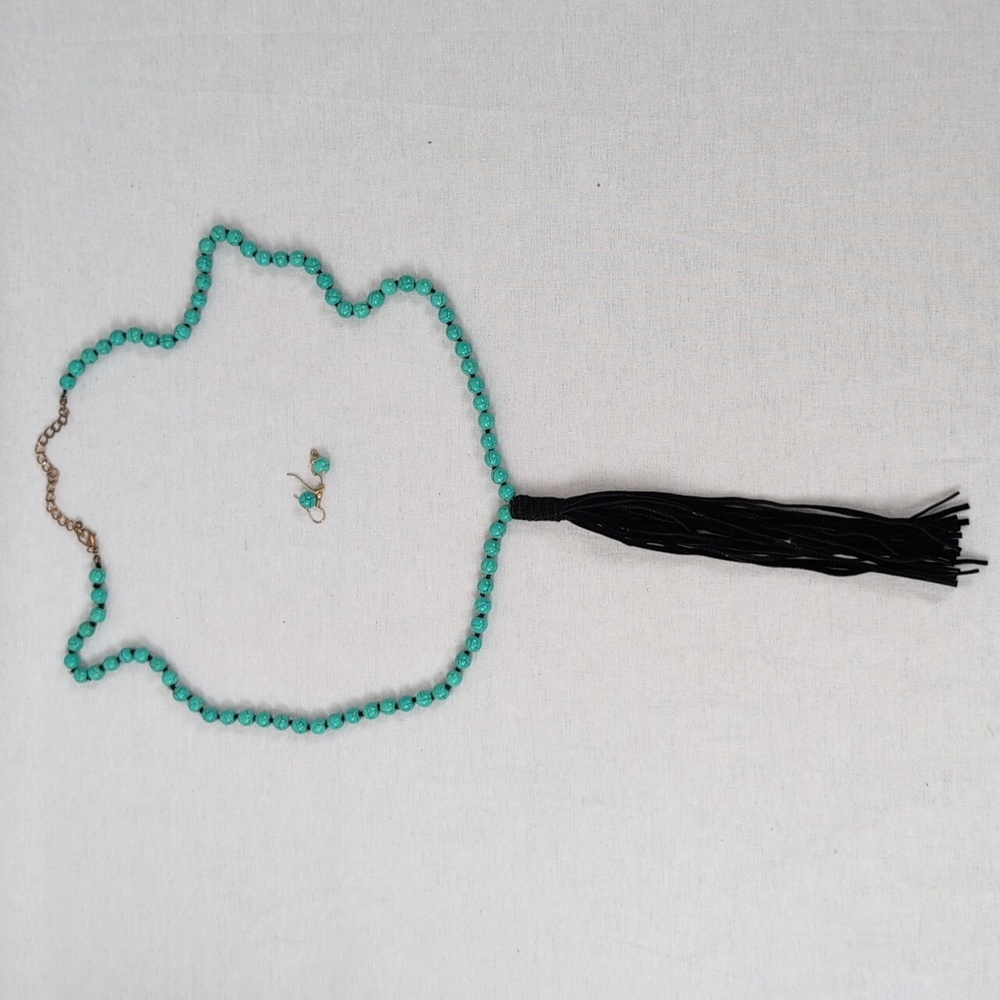 LONG BOHEMIAN SEMI PRECIOUS HOWLITE NECKLACE W/ SUEDE TASSEL & MATCHING EARRINGS